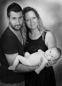 photo de portrait shooting bébé  la seyne var noir et blanc